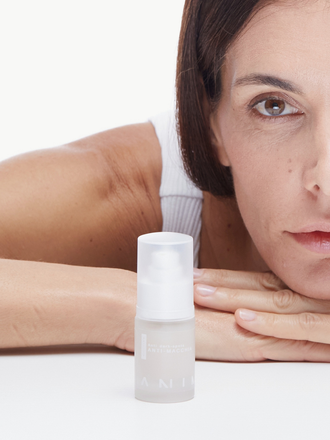 Modella con il Booster Anti-Macchia ANIMA in primo piano
