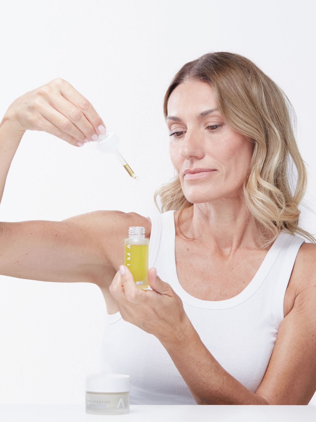 Modella applica il Siero Olio di Cactus ANIMA con il contagocce