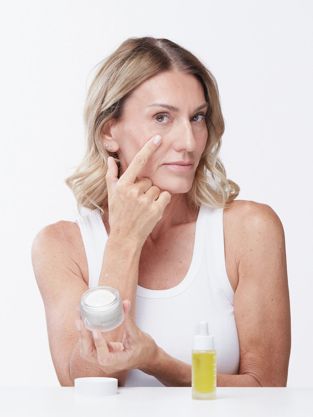 Modella applica la Crema Timexpertise ANIMA sulla guancia