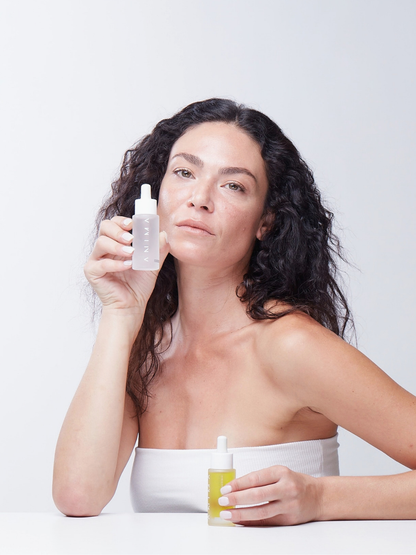 Modella con il flacone di Booster Acido Ialuronico ANIMA