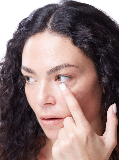Modella applica il Gel Contorno Occhi ANIMA sotto l’occhio