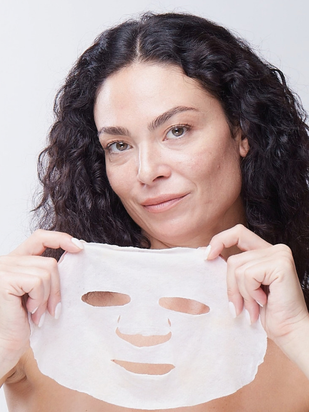 Modella mostra la Maschera Compressa ANIMA davanti al viso