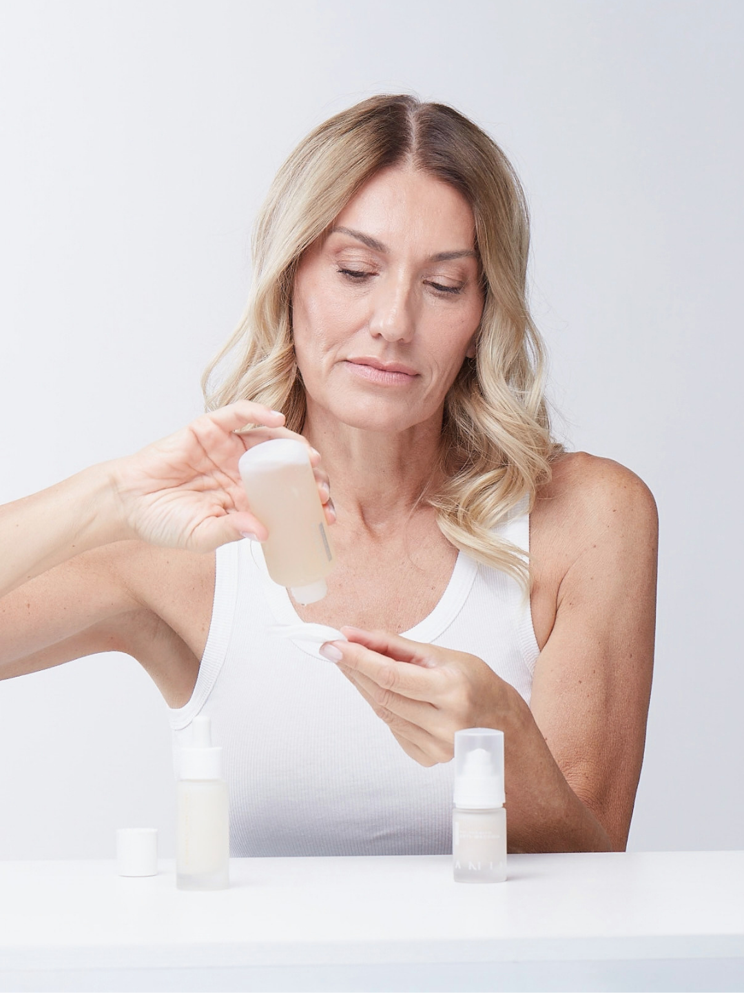 Modella versa la Lozione PureSkin ANIMA