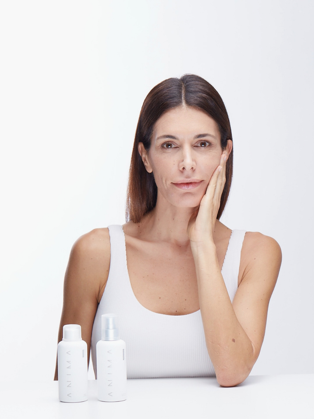 Modella con flaconi di Tonico Viso ANIMA